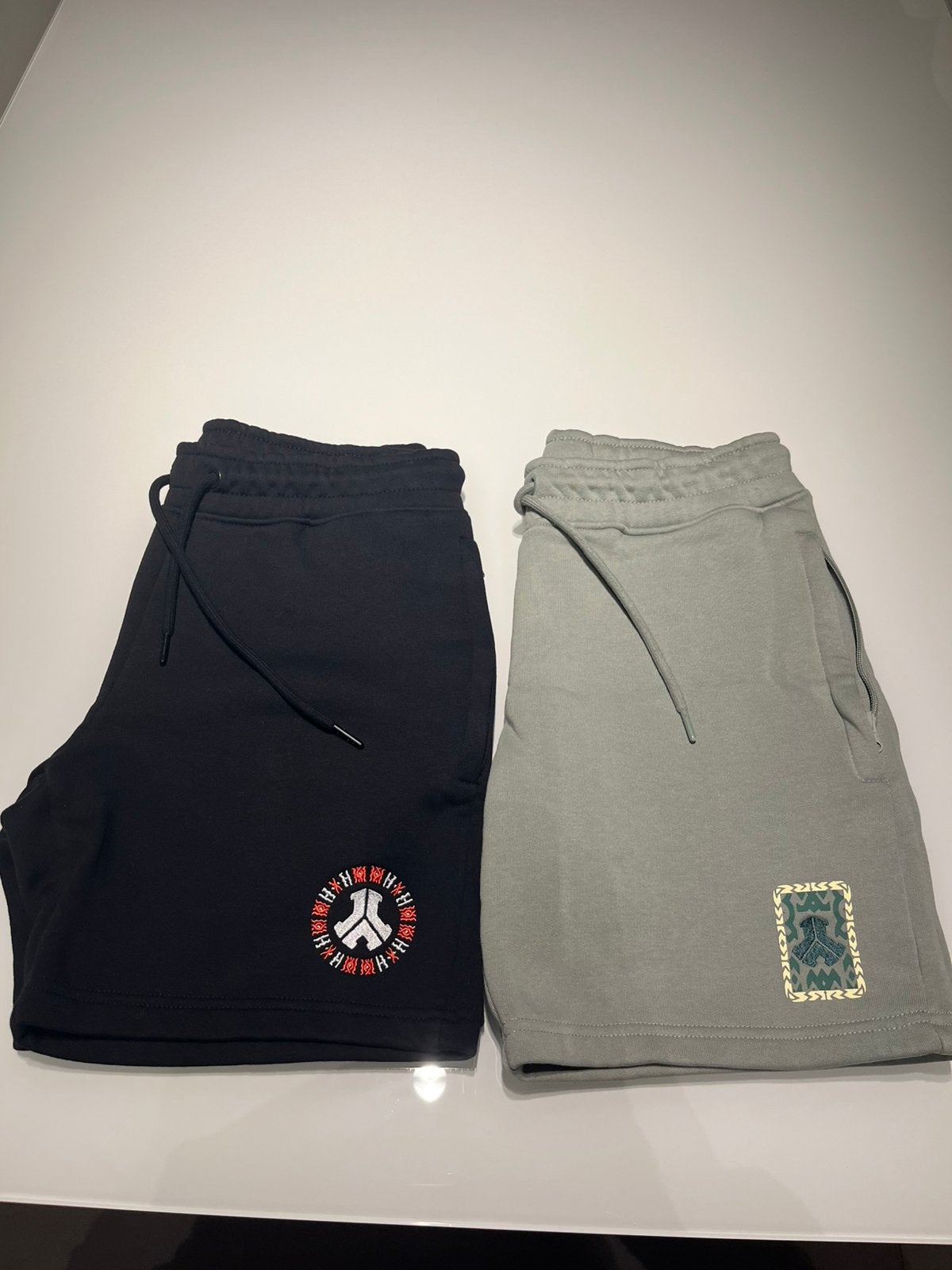 2 shorts Medium Defqon sacred Oath collectie, Kleding | Heren, Broeken en Pantalons, Ophalen, Zo goed als nieuw, Maat 48/50 (M)
