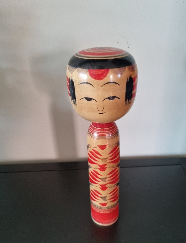 Mooie Yajiro kokeshi van Takashi Kamata (1953-), Verzenden