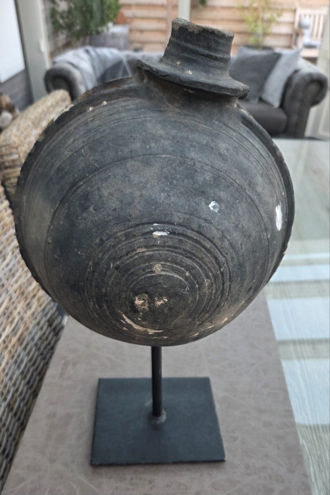 oude landelijke stenen veldfles op statief

hoogte 42cm
bree, Ophalen
