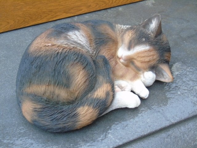 statue chat coucher endormi ..., Jardin & Terrasse, Statues de jardin, Neuf, Animal, Synthétique, Enlèvement ou Envoi