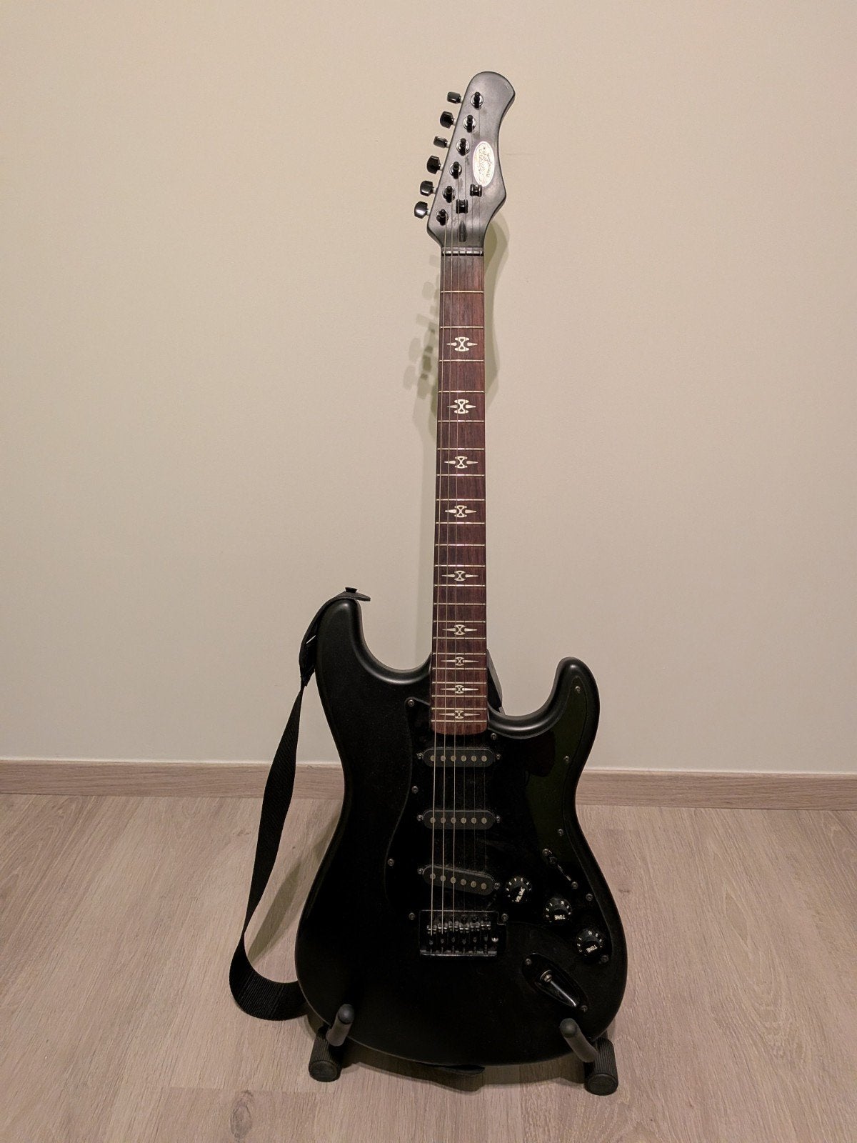 Guitare électrique Noir Stagg+ pied+housse+cable, Musique & Instruments, Enlèvement