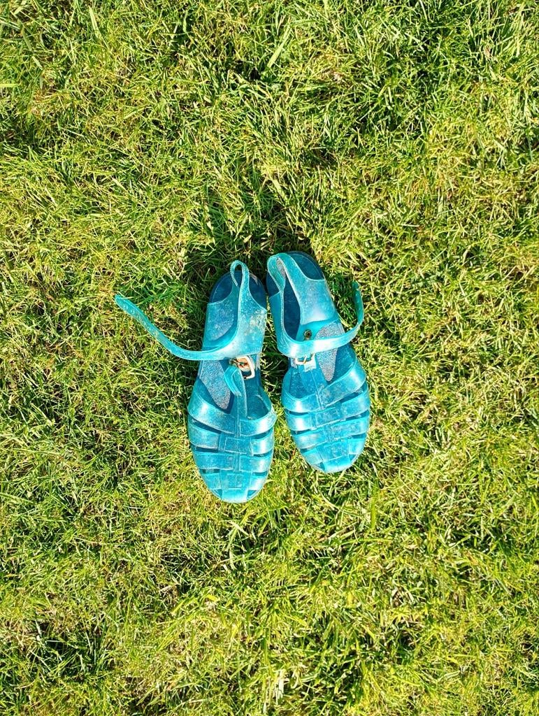 Watersandalen, Enlèvement
