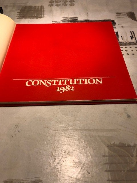 Constitution de 1982, sur la Constitution du Canada, Enlèvement ou Envoi, Comme neuf, Société