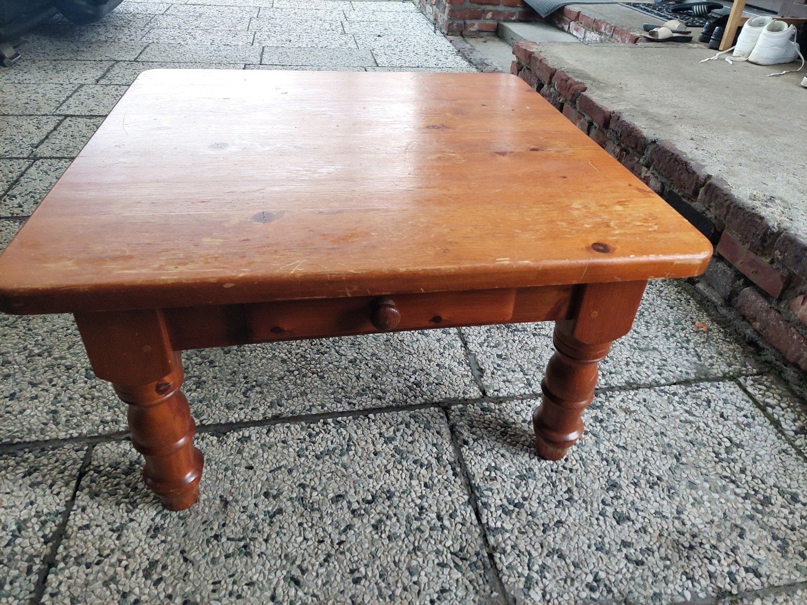 Te kooo een stevige, karakteristieke salontafel, Ophalen