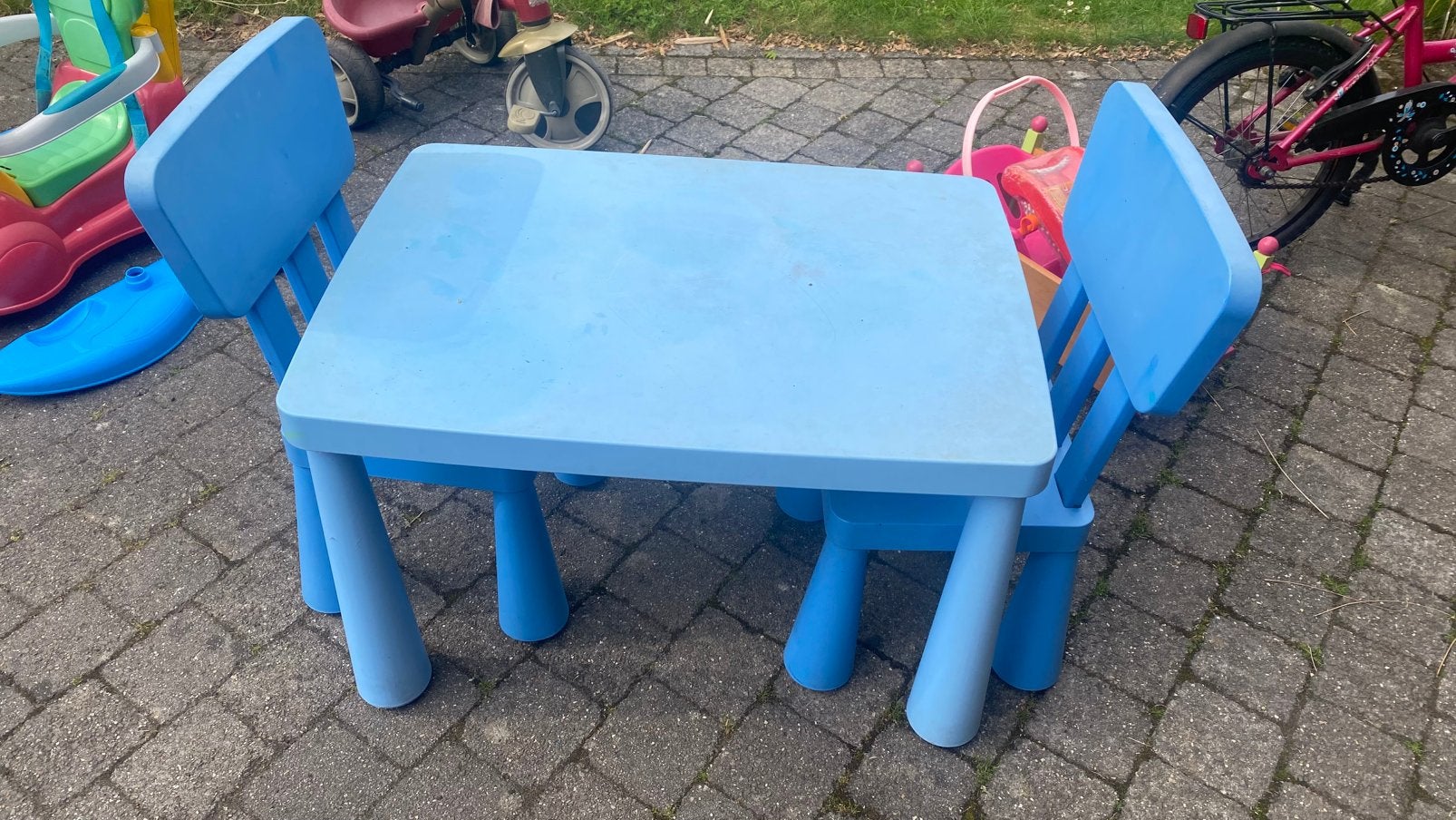 Table en plastique pour enfants avec deux chaises, Enfants & Bébés, Chambre d'enfant | Tables & Chaises, Enlèvement, Comme neuf