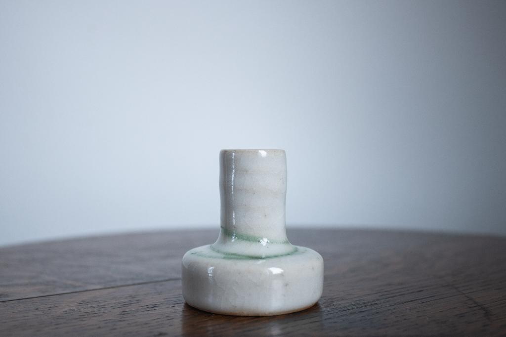 Tiny White Green Glazed Mobach Vase, Klein Groen Wit Vaasje, Antiek en Kunst, Ophalen of Verzenden