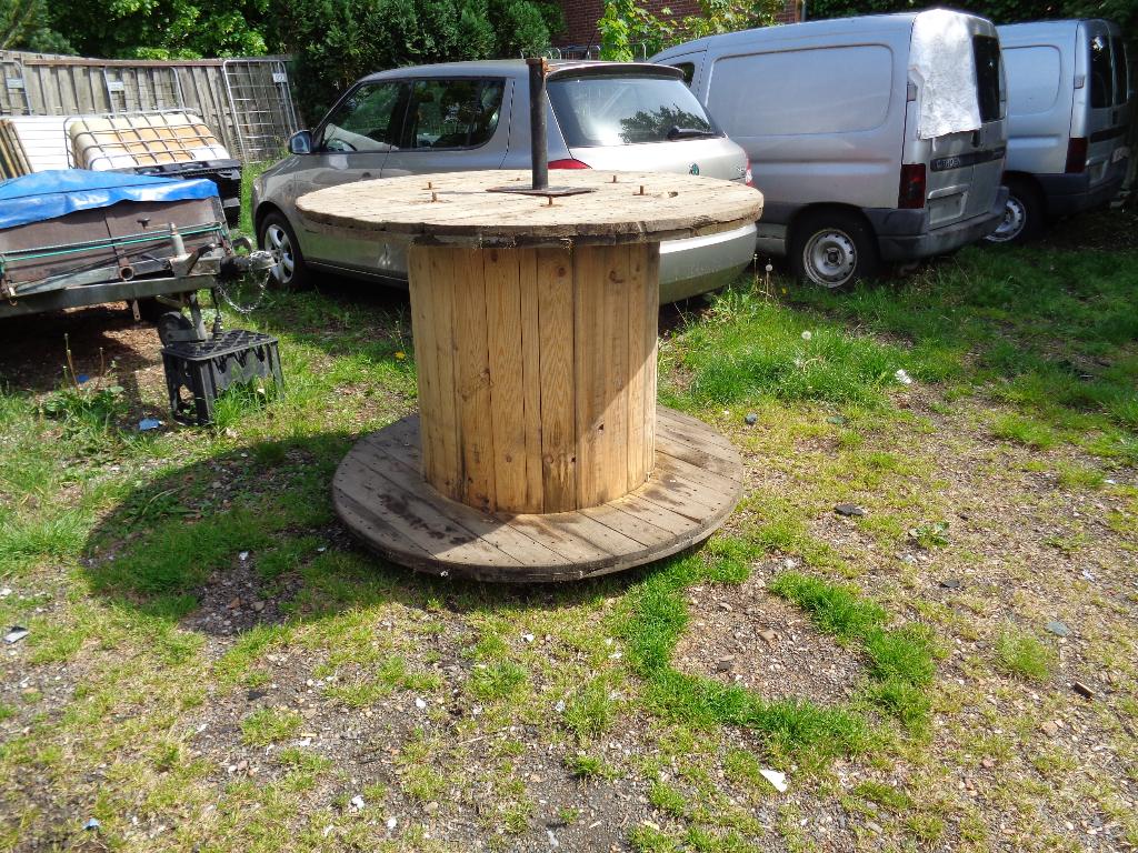 Grote kabel haspel kan gebruikt worden als sta tafel., Ophalen, Gebruikt, Rond, Hout