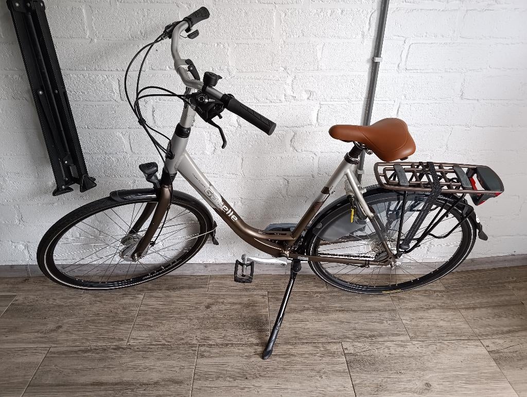 Gazelle damesfiets, Fietsen en Brommers, Ophalen, Versnellingen, 56 cm of meer, Zo goed als nieuw