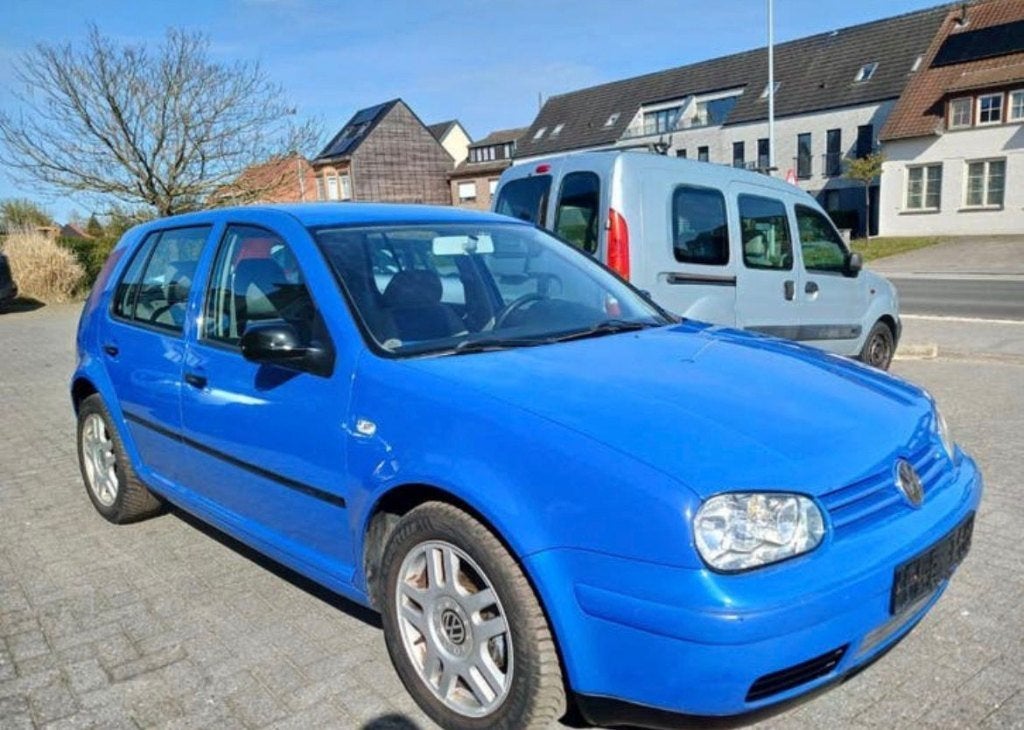 Volkswagen Golf IV — 1.6 essence automatique 110 000 km, 197 g/km, 5 portes, 1200 kg, 5 places