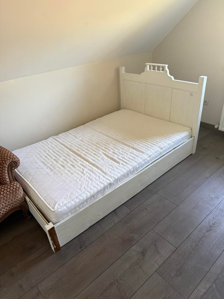 Gratis wit geverfd antieke twijfelaar bed, Enlèvement, Comme neuf, Queen size, Blanc