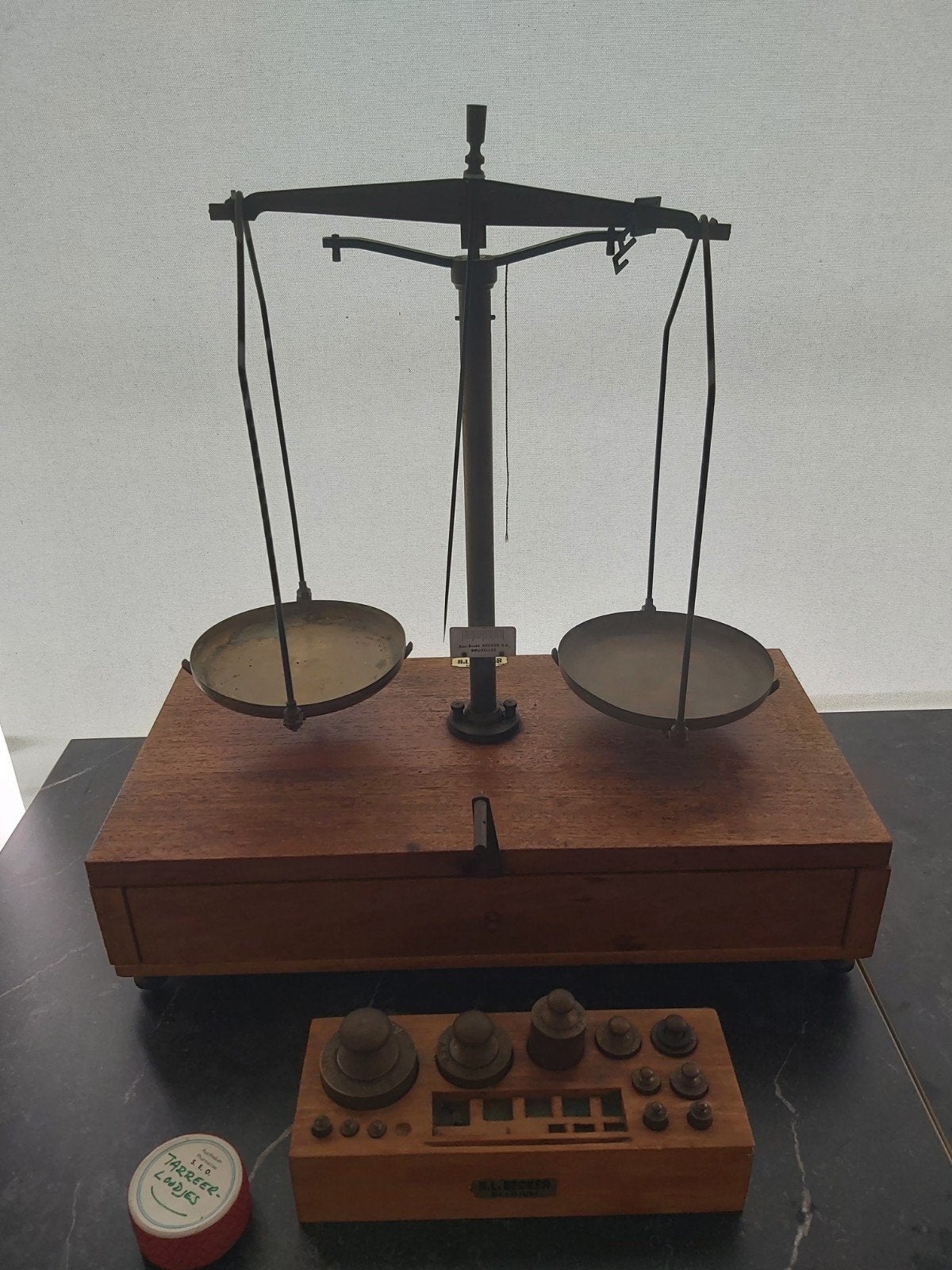 Apotheek weegschaal Becker met gewichtjes en tardeerloodjes, Antiek en Kunst, Ophalen