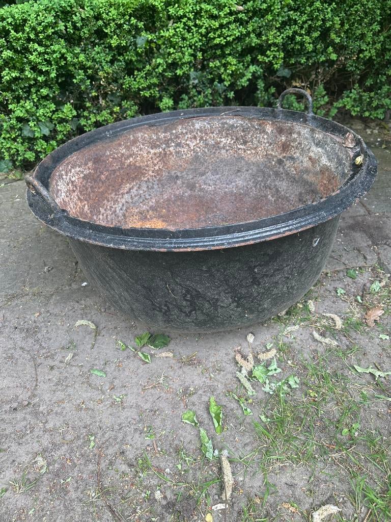 Grote gietijzeren schaal diameter 29cm, hoogte 14cm, Tuin en Terras, Ophalen, Overige materialen, Gebruikt, Minder dan 30 cm