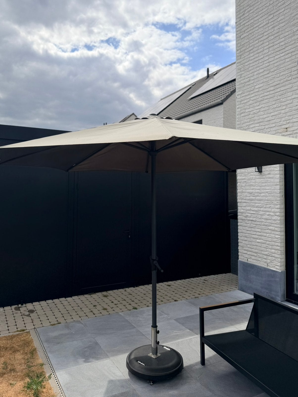 Grote beige parasol inclusief zware parasolvoet op wielen, Ophalen, Zo goed als nieuw, Parasolvoet