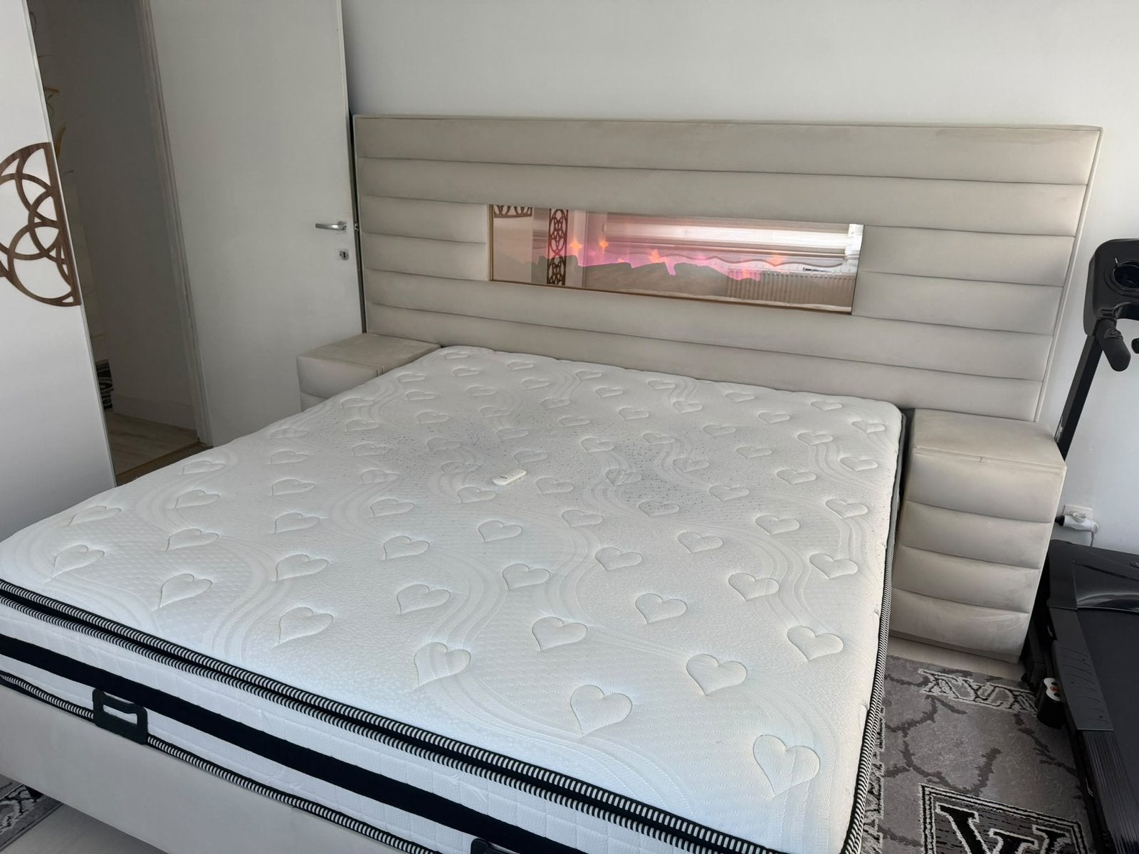 Tweepersoons boxspring met open haard twee nachtkastjes, Huis en Inrichting, Ophalen, Zo goed als nieuw, Tweepersoons