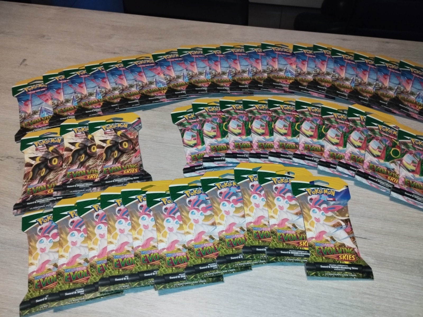 50 sleeved boosters evolving skies 

2250 euro voor alles (, Ophalen, Booster