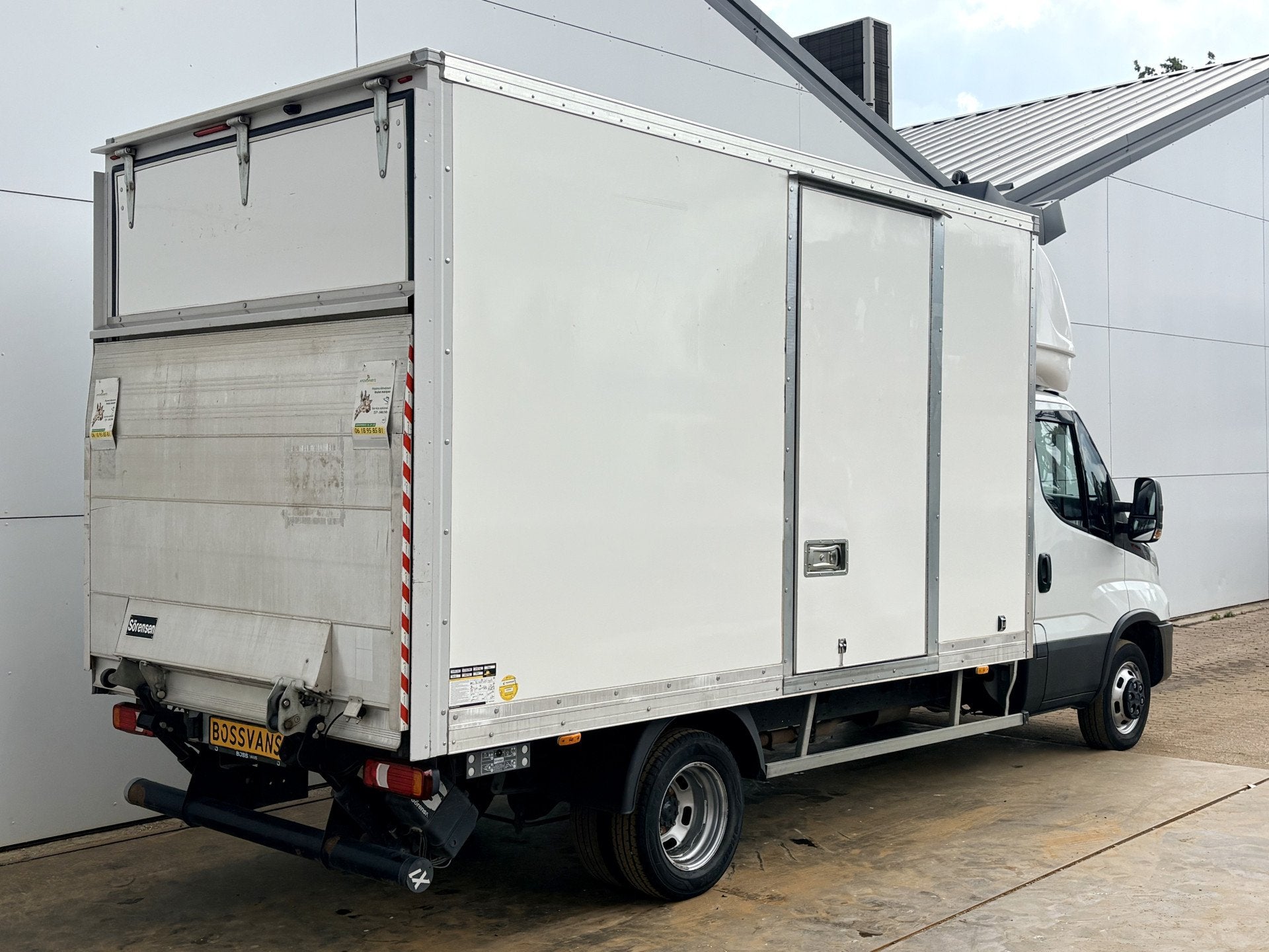 Iveco Daily 35C16 3.0 160PK Laadklep Zijdeur Camera Climate, Auto's, Gebruikt, Zwart, 4 cilinders, Iveco