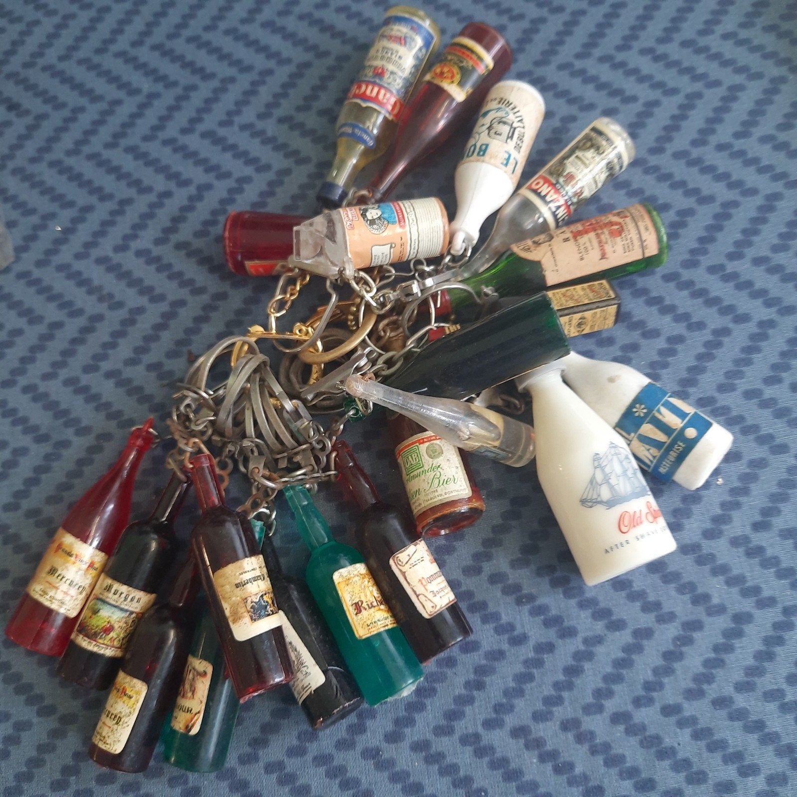 Circa 20 VINTAGE sleutelhangers: flesjes enz  CINZANO,GANCIA, Verzamelen, Ophalen, Zo goed als nieuw, Merk