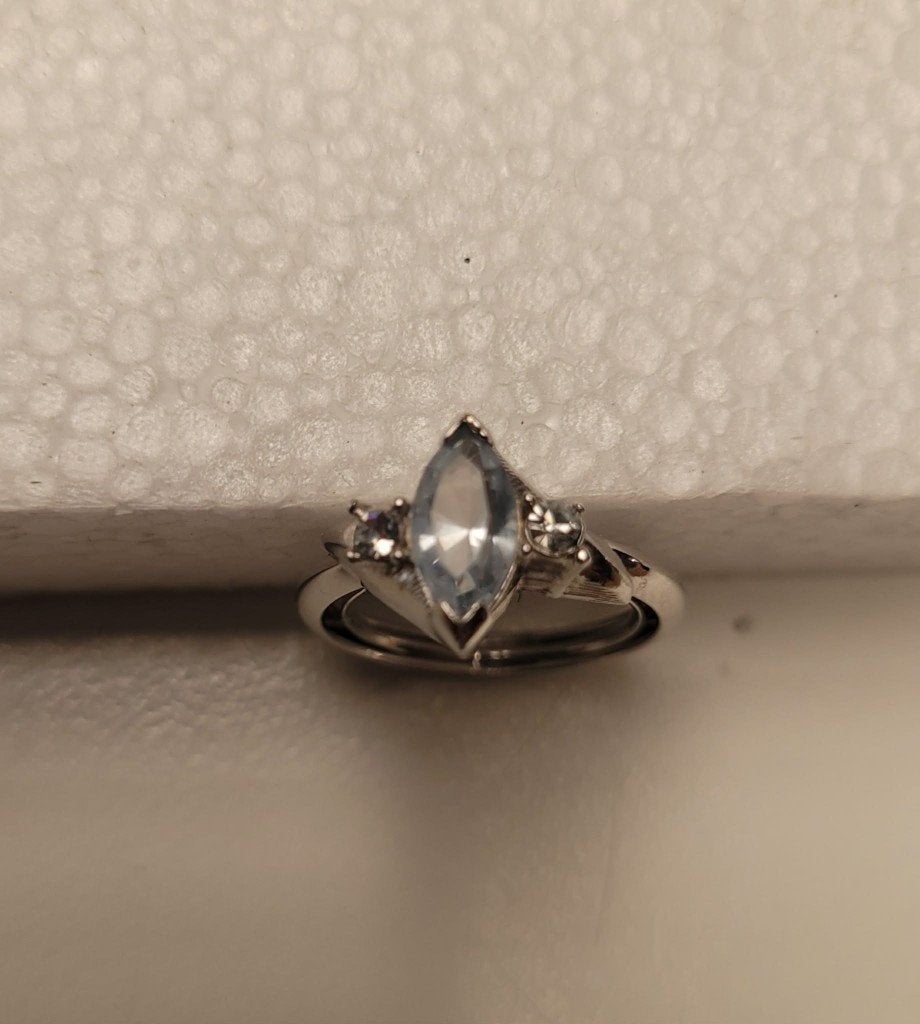 AVON Vintage – Bague Argentée Pierre Bleue & Cristaux, Bijoux, Sacs & Beauté, Enlèvement ou Envoi, Utilisé, Femme, Argent