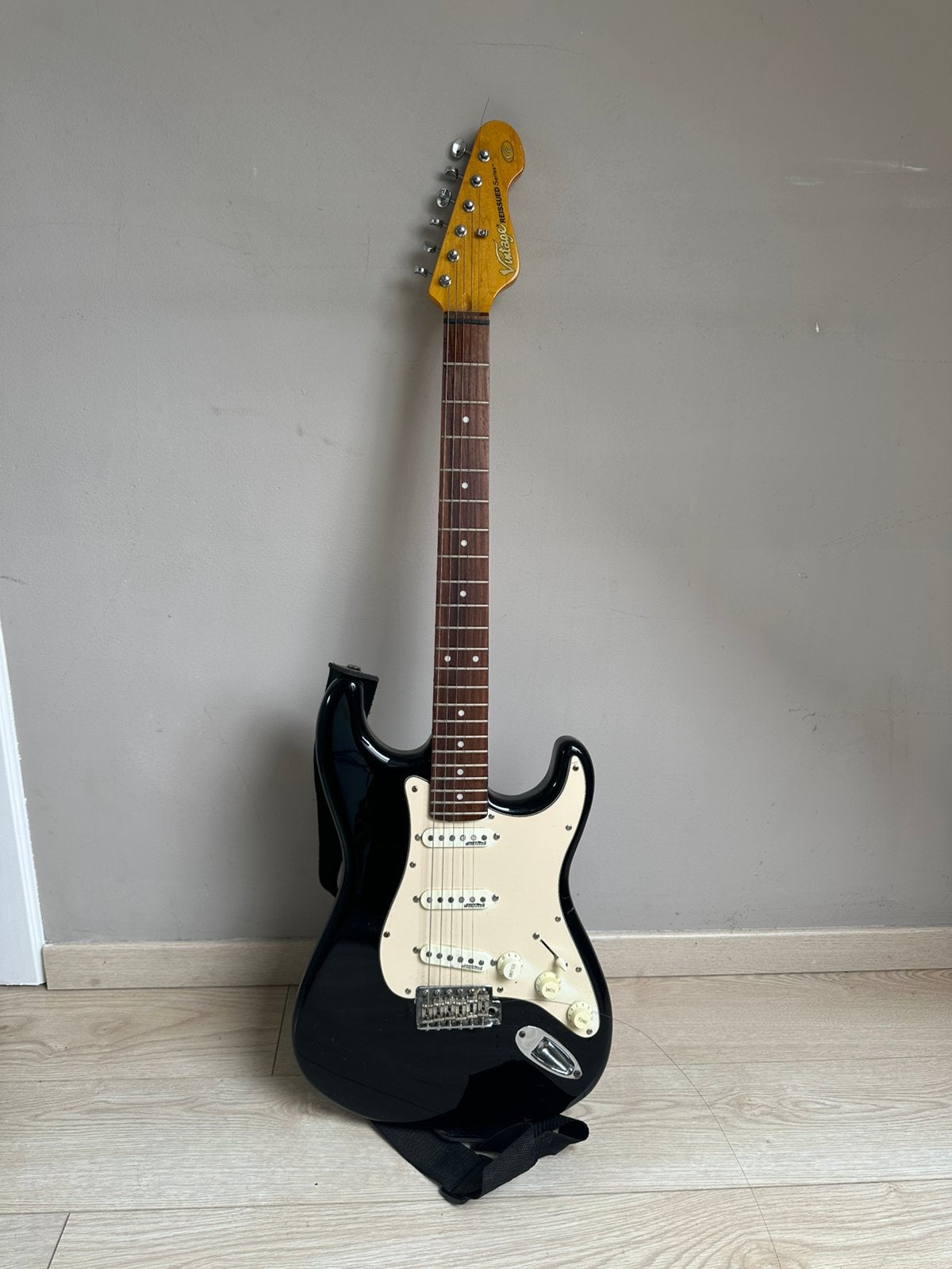 Vintage V6 Stratocaster elektrische gitaar (Zwart), Ophalen, Zo goed als nieuw, Solid body, Overige merken