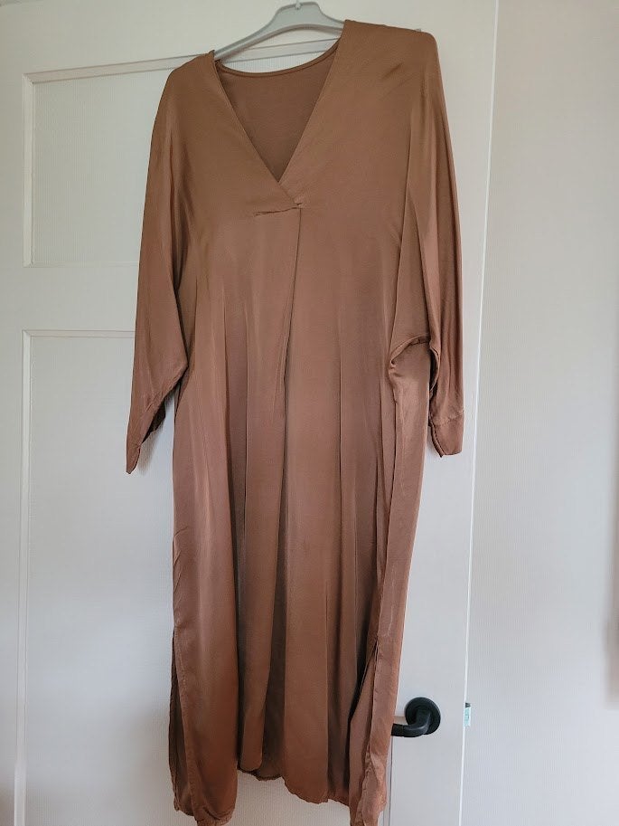 robe en satin beige, Taille 38/40 (M), Enlèvement ou Envoi, Beige, Comme neuf