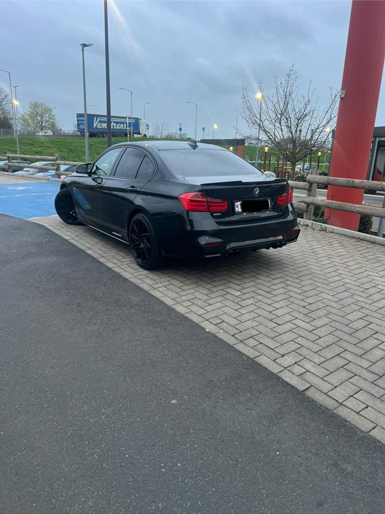 BMW 318d f30 2 L diesel 190 cv, Auto's, BMW, Automaat, Euro 5, 139 g/km, Zwart
