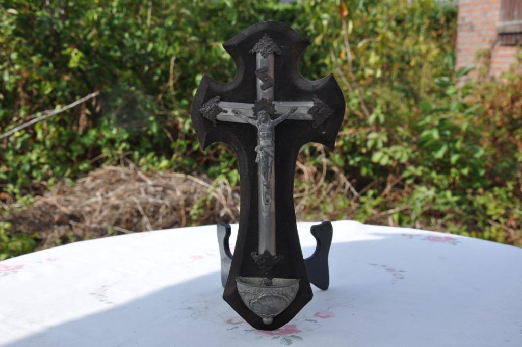 §  crucifix avec benitier bois regule tissu, Enlèvement ou Envoi