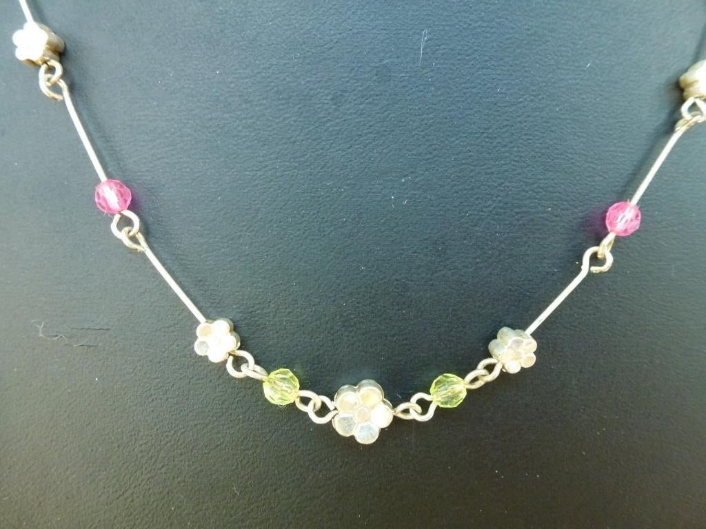 collier couleur argent avec perles colorées, Bijoux, Sacs & Beauté, Colliers, Enlèvement ou Envoi, Comme neuf, Autres couleurs