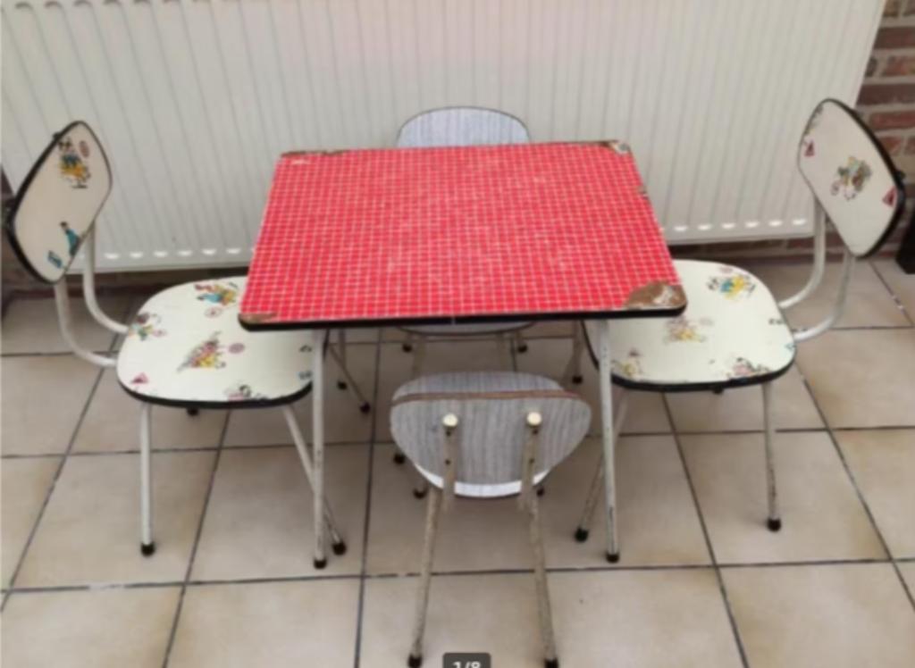 1 vintage kindertafeltje, 2 peuter- en 2 kleuterstoeltjes, Ophalen