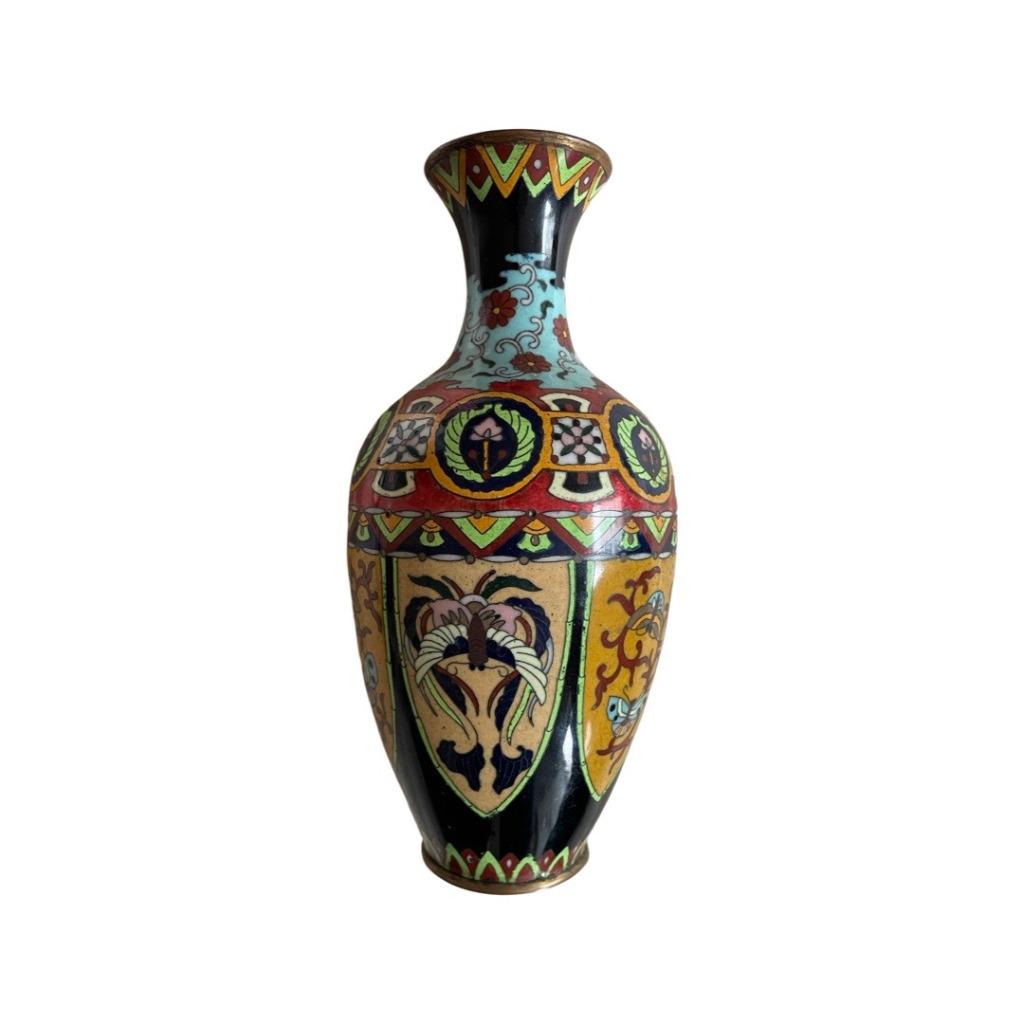 Japanse cloisonnevaas Meiji 1880 - 1900 vlinderdecoratie, Antiek en Kunst, Antiek | Vazen, Ophalen of Verzenden