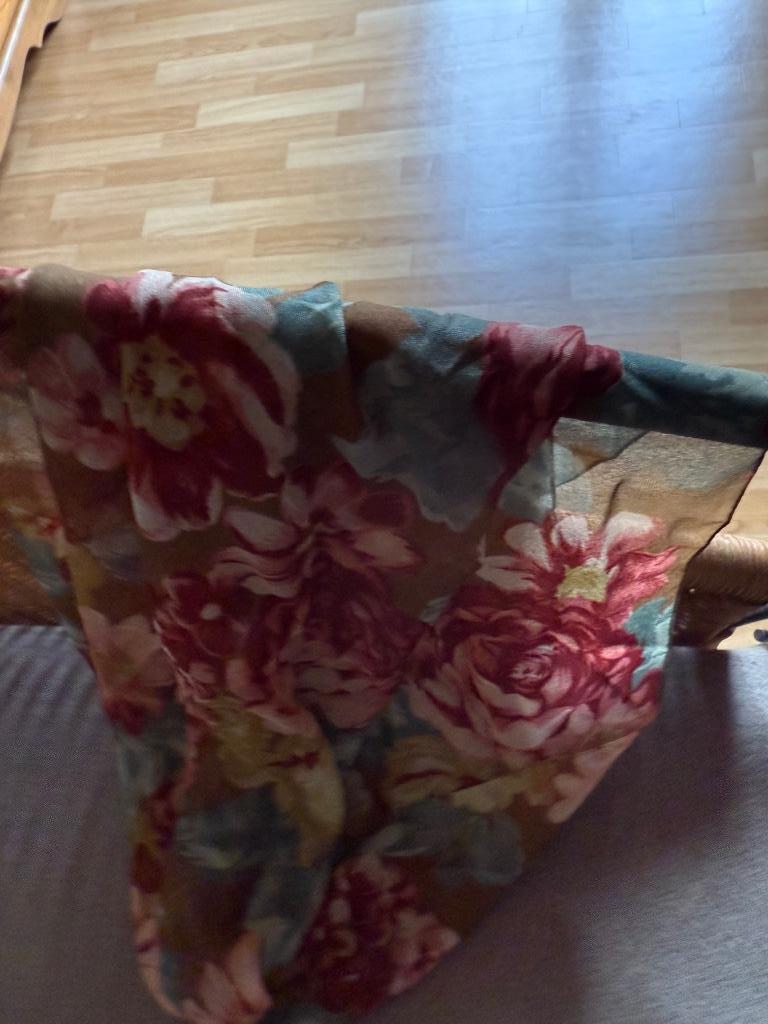 Nieuwe zijde sjaal Mayerline bloemenmotief gratis verzending, Kleding | Dames, Mutsen, Sjaals en Handschoenen, Mayerline, Ophalen of Verzenden