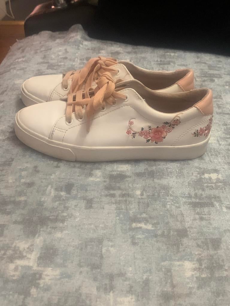 Bershka sneakers maat 37 in goede staat, Kleding | Dames, Schoenen, Ophalen, Zo goed als nieuw