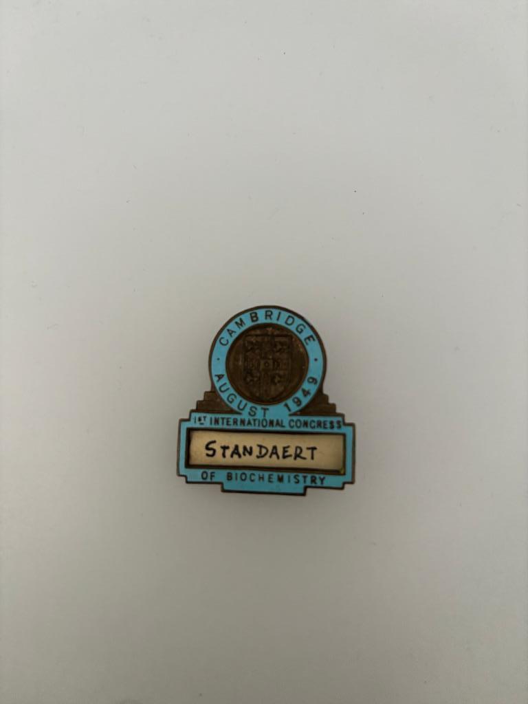 Vintage Insigne 1er Congrès de biochimie, Cambridge, 1949, Enlèvement ou Envoi, Comme neuf, Autres sujets/thèmes, Insigne ou Pin's