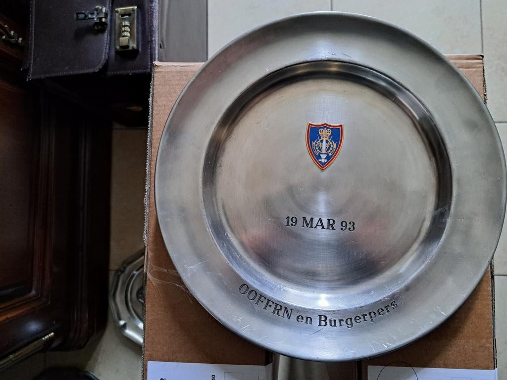 Zeldzaam tinnen bord 19 MAR 93, Verzamelen, Ophalen