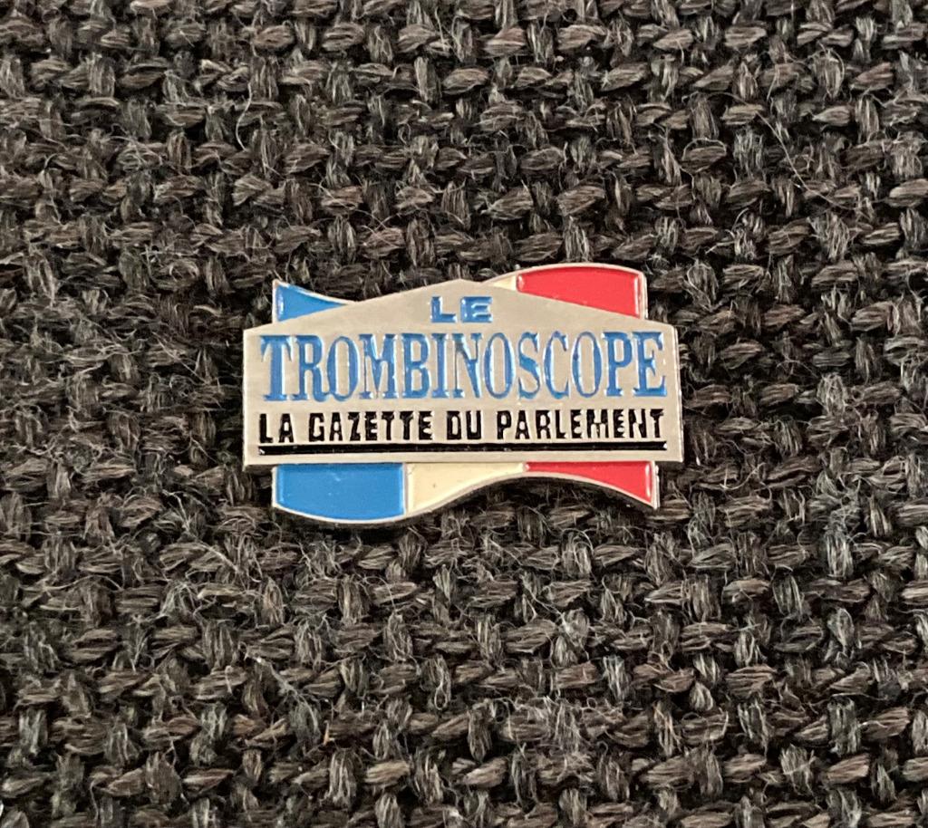 PIN - LE TROMBINOSCOPE - LA GAZETTE DU PARLEMENT, Collections, Envoi, Utilisé, Autres sujets/thèmes, Insigne ou Pin's