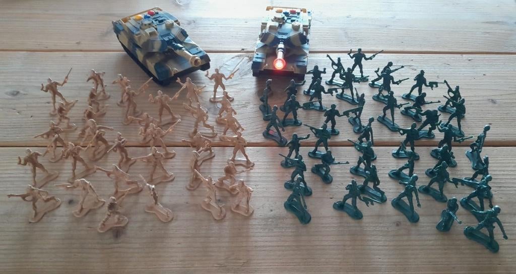 Set van klassieke plastic legermannetjes + speelgoedtanks, Ophalen of Verzenden, Zo goed als nieuw