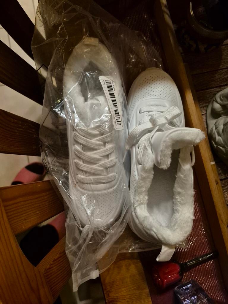 Chaussure 10 euro toute nouvelle encore emballer pointure 37, Animaux & Accessoires