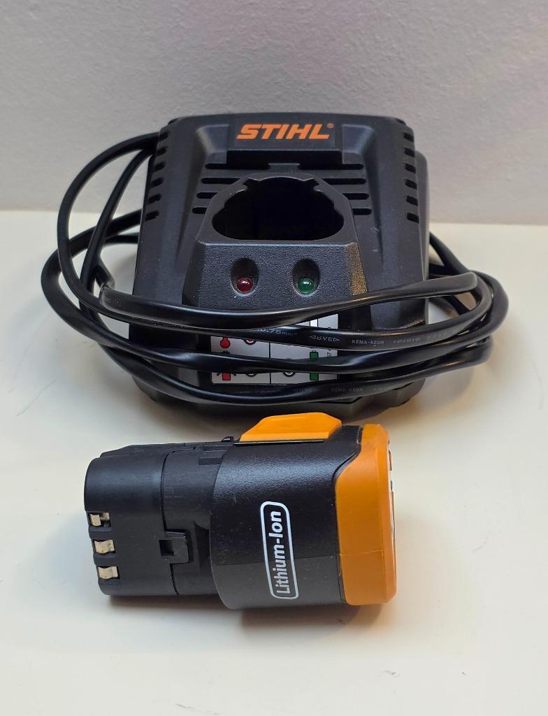 Stihl-oplader en accu Li-ion batterij, Ophalen, Zo goed als nieuw, Bezem, Stihl