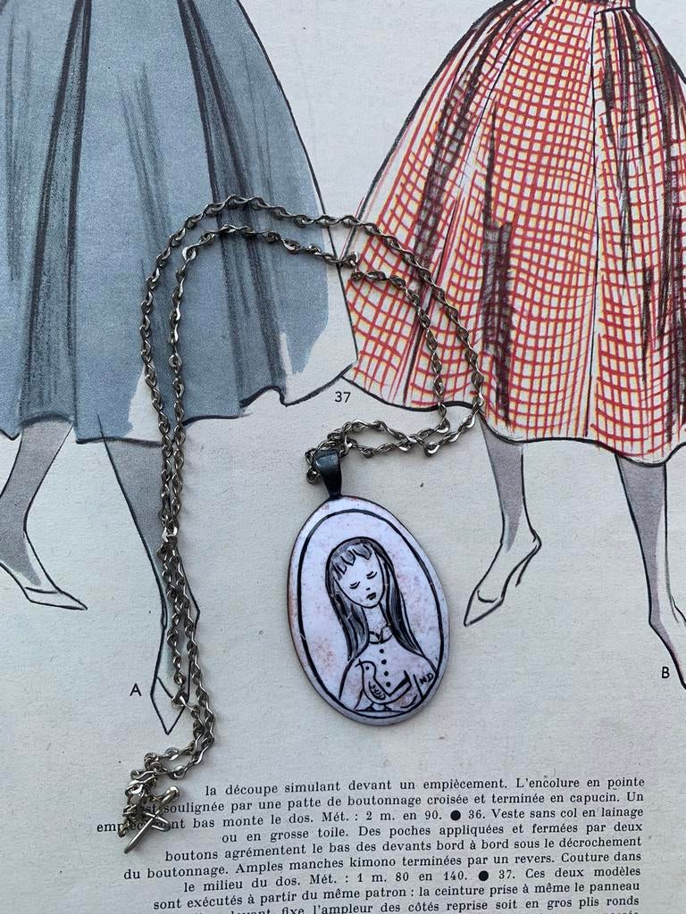 Pendentif portrait vintage en émail, Enlèvement ou Envoi, Beige, Autres représentations, Utilisé