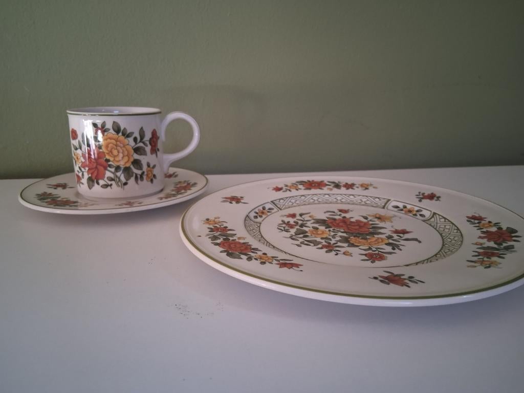 Villeroy en boch koffie- en eetservies 12 personen, Verzamelen, Porselein, Kristal en Bestek, Zo goed als nieuw, Compleet servies
