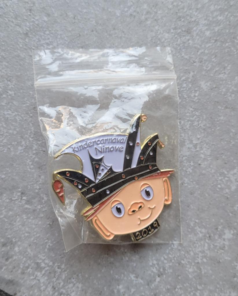 Carnaval pins kindercarnaval Ninove pins nieuw N.O.T.K., Verzamelen, Ophalen, Nieuw, Figuurtje, Speldje of Pin