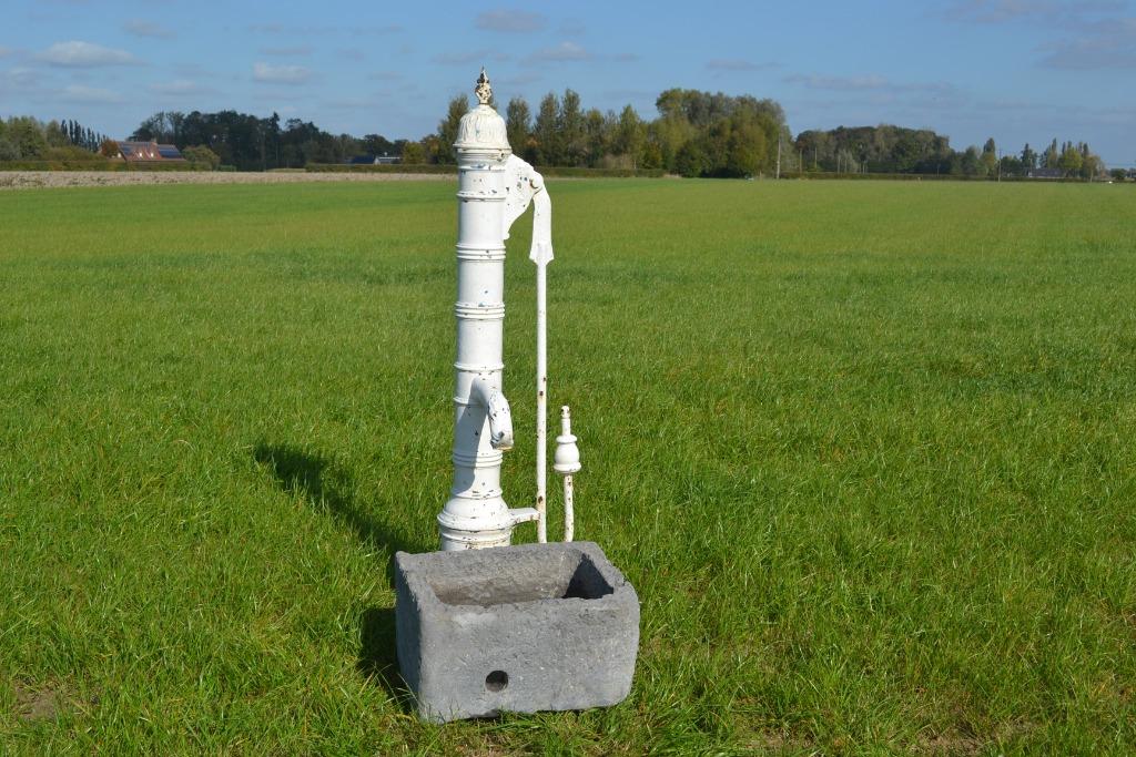 antieke gietijzeren dorpspomp met arduinen bak, Tuin en Terras, Waterpartijen en Fonteinen, Ophalen, Hardsteen