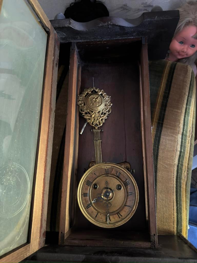 Ornate brass pendulum clock with Roman numeral dial., Antiek en Kunst, Antiek | Klokken, Ophalen