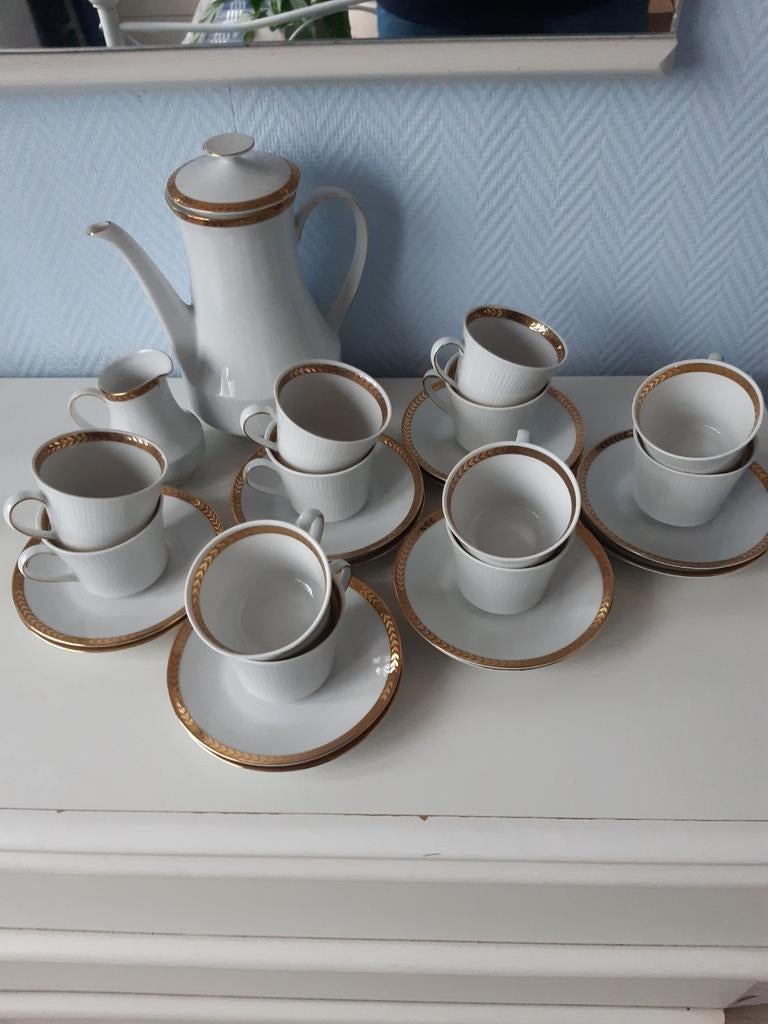 Mooi 12 delig koffie servies met gouden randje, Ophalen