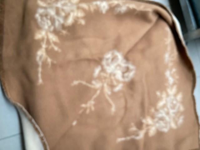 Une couverture 100 % laine vierge, Enlèvement ou Envoi, Comme neuf, Brun, Couverture ou Couette