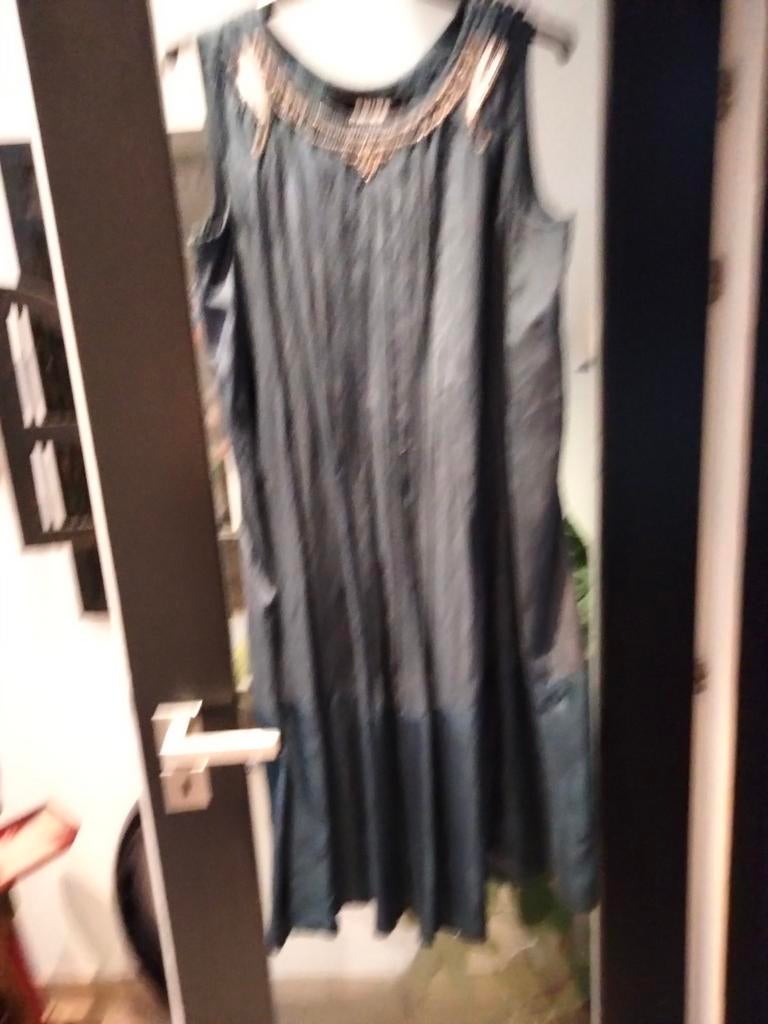 Jurkje met strass afgewerkt.fijne plooitjes voor en achter, Ophalen of Verzenden, Zo goed als nieuw