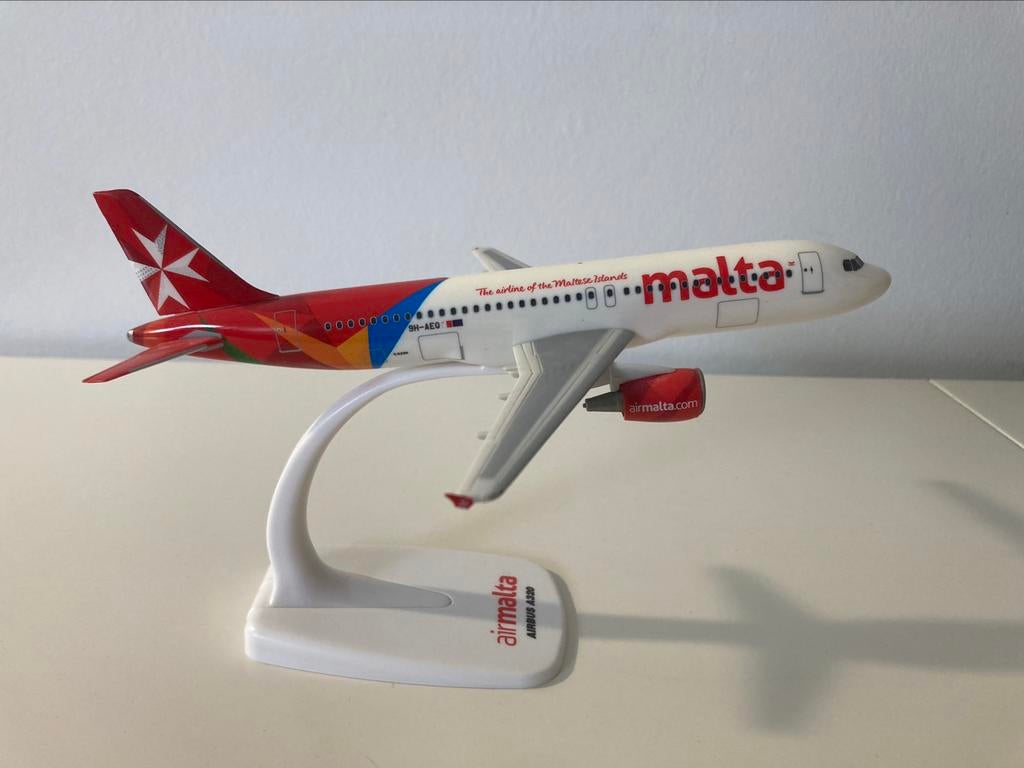 Air Malta airbus a320 schaal 1/200, Enlèvement ou Envoi, Comme neuf