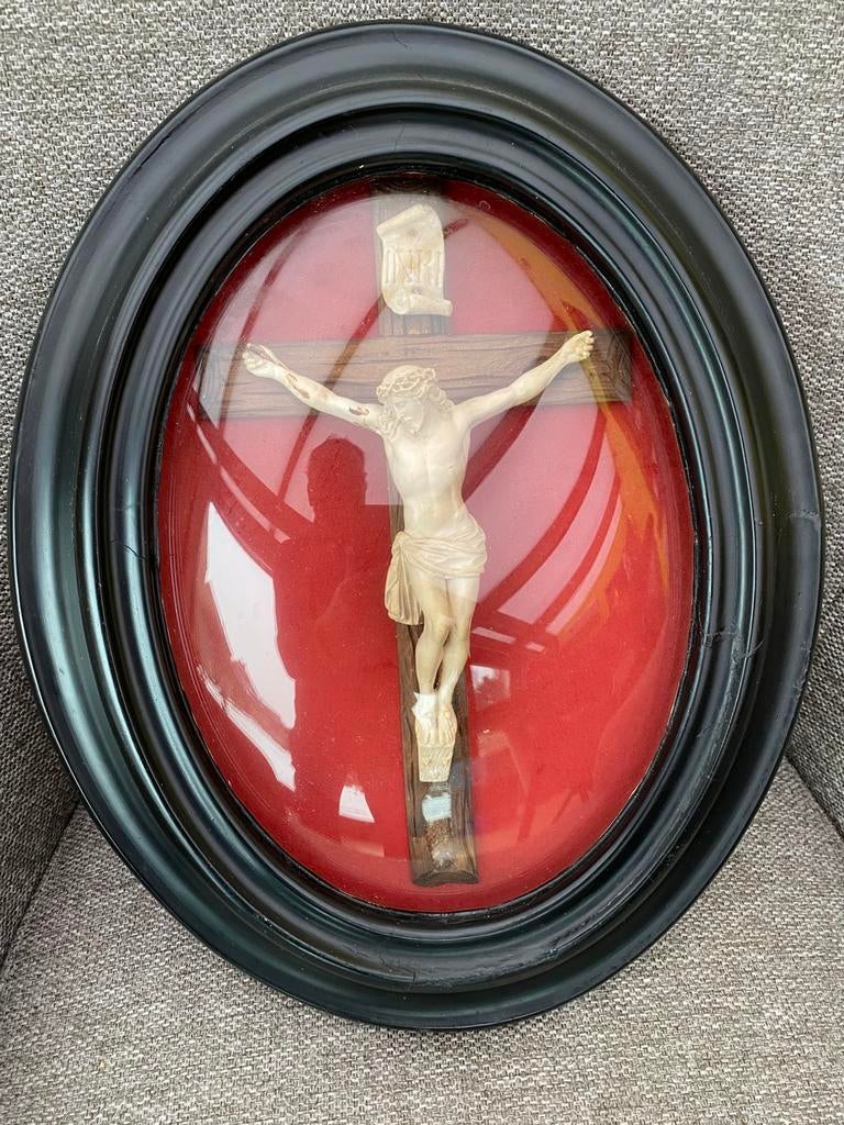 Petit Christ sous verre ovale noir, Antiquités & Art, Antiquités | Objets religieux, Enlèvement