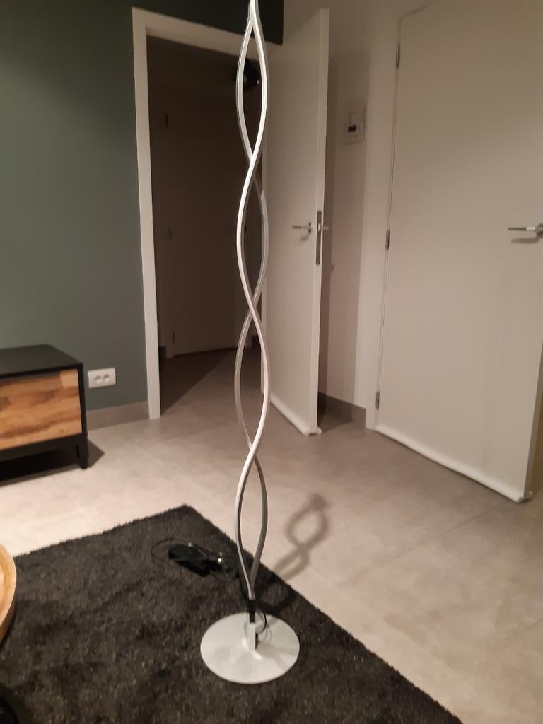 Moderne staande lamp .zilvergrijs van kleur .i, Huis en Inrichting, Lampen | Vloerlampen, Ophalen, Zo goed als nieuw