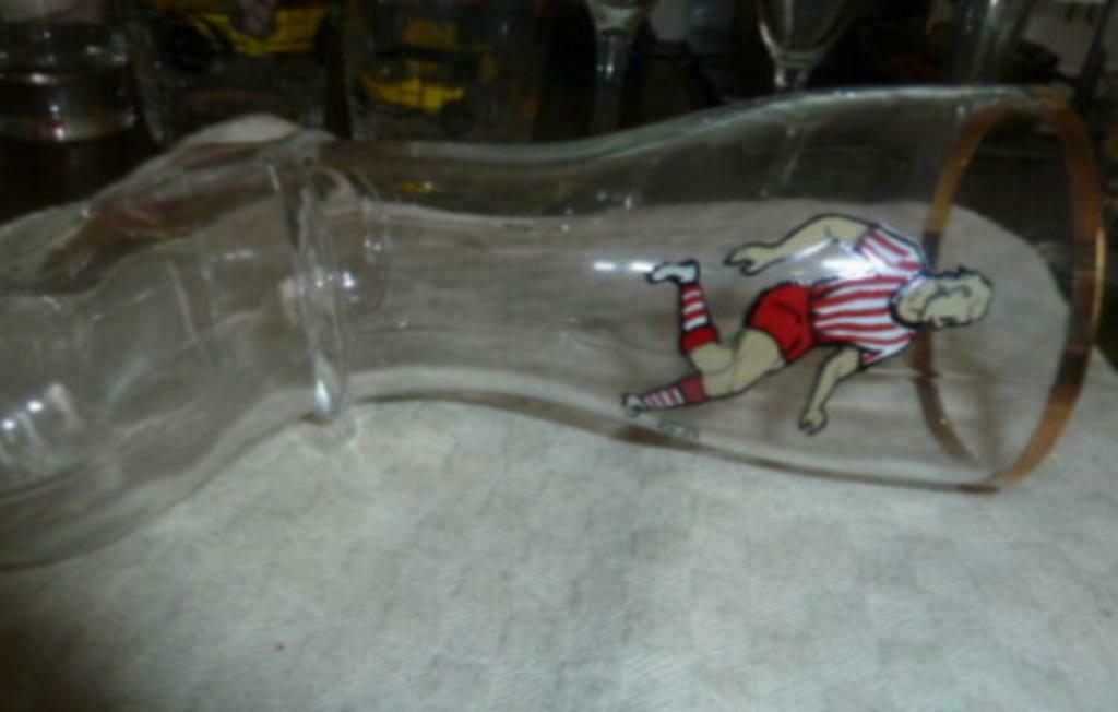 #L bier glas / pul vorm laars " VOETBALLER " Rood - Wit, Verzamelen, Glas en Drinkglazen, Nieuw, Bierglas, Ophalen of Verzenden
