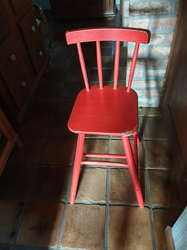 Rood kinderstoeltje, Kinderen en Baby's, Kinderstoelen, Ophalen of Verzenden, Zo goed als nieuw